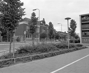 855923 Gezicht op de voorgevel van het Dr. ir. W.L. Gijsen Instituut (laboratoriumschool; Draaiweg 51) te Utrecht, ...